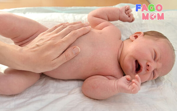 Mách mẹ những cách vỗ ợ hơi cho trẻ sơ sinh sau khi bú
