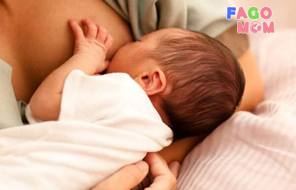 Chăm sóc trẻ sơ sinh trong vòng 90 phút đến 6h đầu