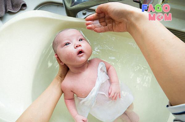 Lời khuyên của bác sĩ về việc tắm cho trẻ sơ sinh tại nhà