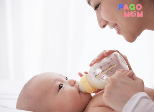 Nhiều trẻ do uống sữa công thức mà bị tiêu chảy