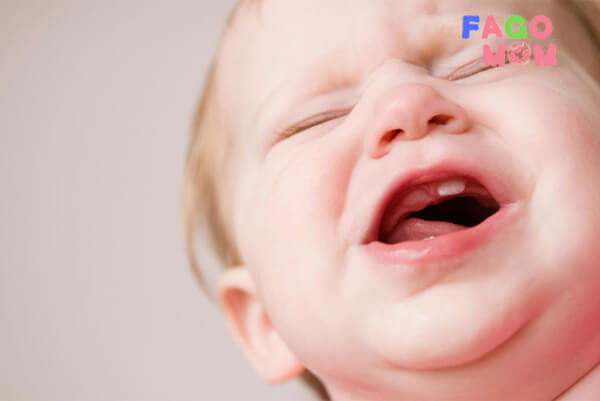 Khi bé mọc răng đầu tiên làm bé khó chịu, quấy khóc