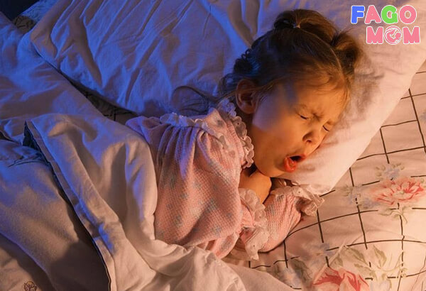 Trẻ bị ho khi ngủ do nhiều yếu tố tác động, do cả tác nhân bên ngoài và bệnh lý