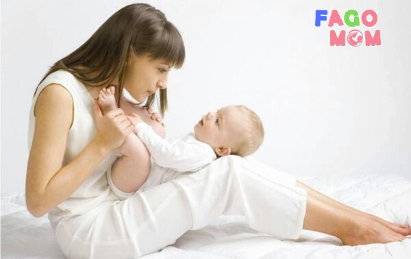 Khi bé ăn no mẹ nên để cho bé nằm trên đùi của bạn với đầu của bé dựa vào ngực bạn