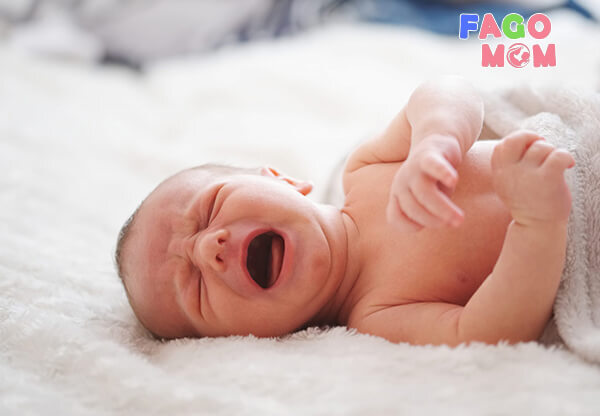 Biểu hiện của trẻ sơ sinh vặn mình khi ngủ