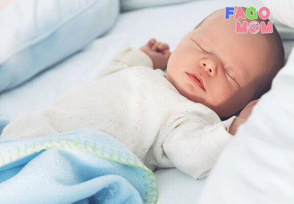 Tư thế dang rộng vòng tay khi ngủ của trẻ sơ sinh