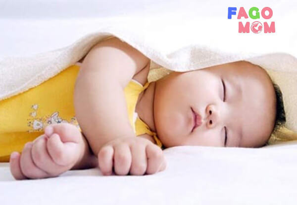 Tư thế nằm nghiêng khi ngủ của trẻ sơ sinh