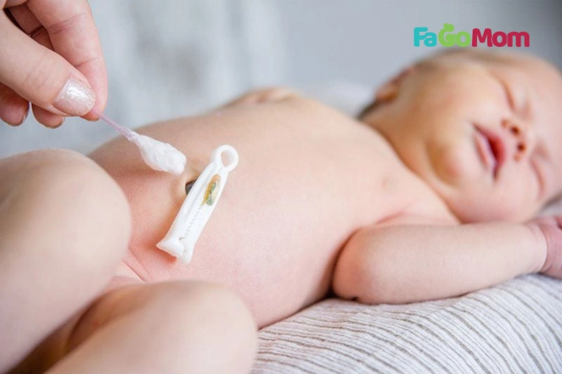 Vệ sinh và chăm sóc rốn sau khi tắm