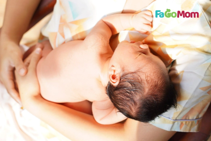 Lợi ích của việc tắm bé đúng giờ và đúng cách