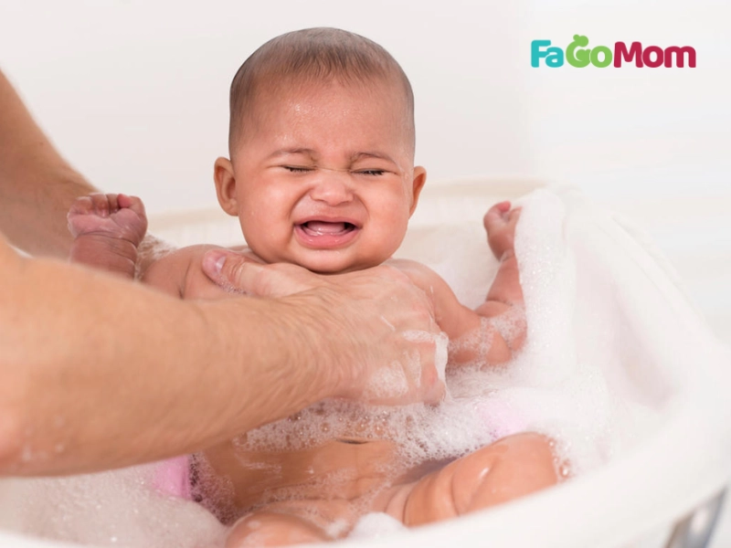 Những sai lầm thường gặp khi tắm cho bé và cách khắc phục