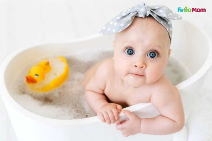 Bé Sơ Sinh Tắm Mấy Giờ Là An Toàn Nhất? Thời Gian Tắm Bao Lâu?