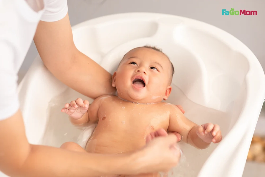 Hướng Dẫn Tắm Bé Sơ Sinh Chưa Rụng Rốn An Toàn Và Đúng Cách