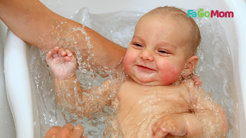 Bé sơ sinh nên tắm mấy lần 1 tuần? Giải đáp trực tiếp từ chuyên gia