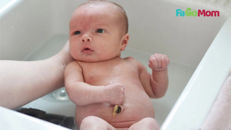 Lựa chọn thời điểm cho trẻ chưa rụng rốn phù hợp