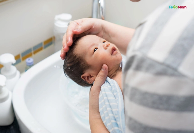 Nhiệt độ nước tắm lý tưởng cho bé mà mẹ cần biết