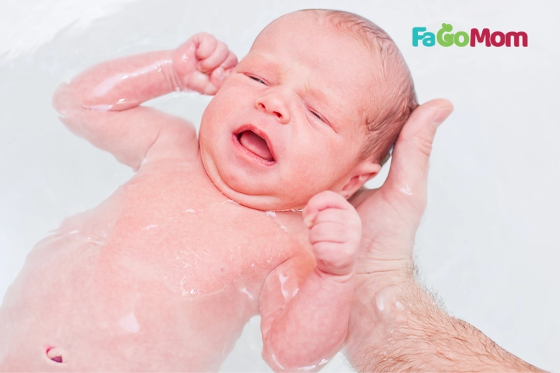 Kiểm soát nhiệt độ nước tắm là một biện pháp bảo vệ sức khỏe trực tiếp cho con bạn