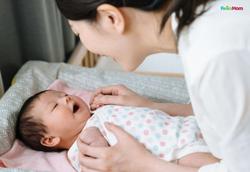 Kích thích phát triển và tương tác với trẻ sơ sinh