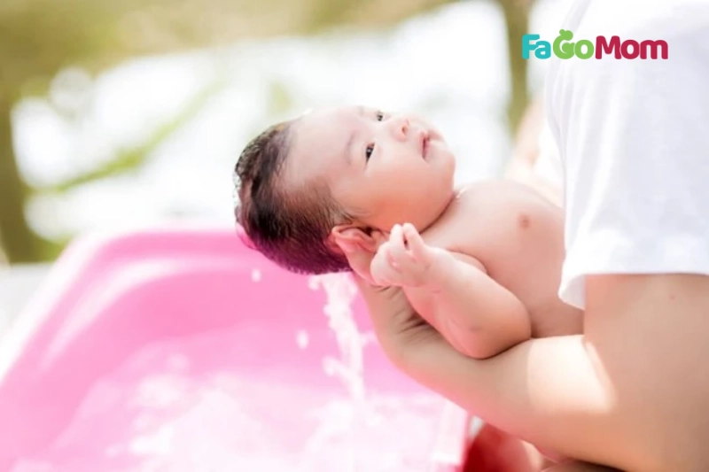 Những điều cần tránh khi tắm bé