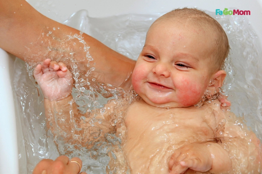 Nhiệt Độ Nước Tắm Cho Bé Sơ Sinh Bao Nhiêu Là Đủ? An Toàn Từ A-Z