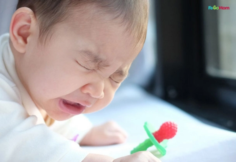 Bé bị ho, sổ mũi, hắt hơi có nên tắm không?