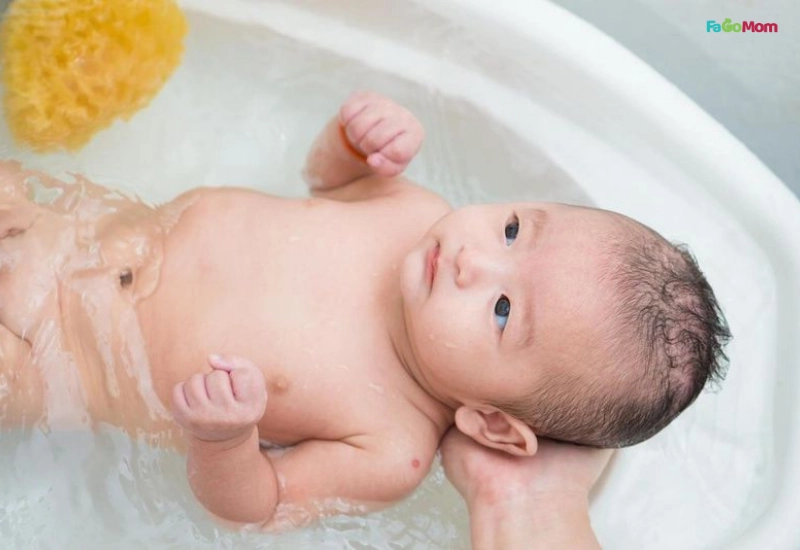 Bé sơ sinh nên tắm mấy lần 1 tuần? Giải đáp trực tiếp từ chuyên gia