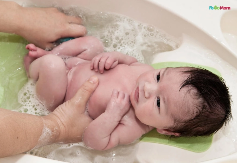 Những lưu ý quan trọng và cảnh báo khi tắm lá cho bé
