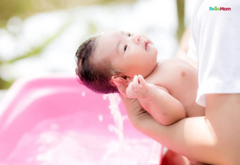Những điều cần tránh khi tắm bé