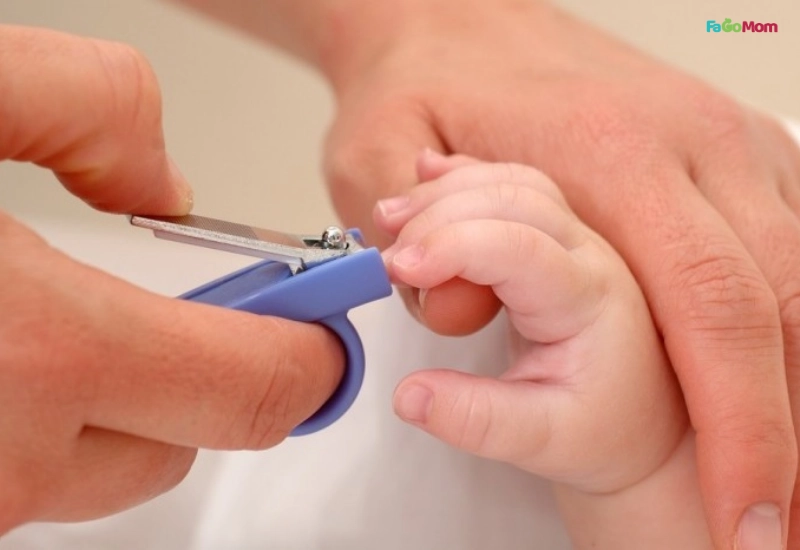 Chăm sóc móng tay, móng chân và da bé