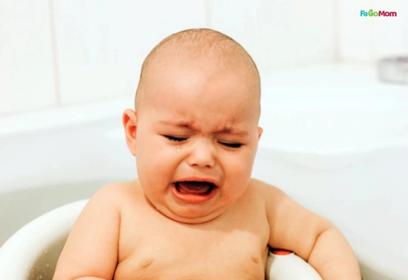 Những sai lầm thường gặp khi tắm cho bé và cách khắc phục