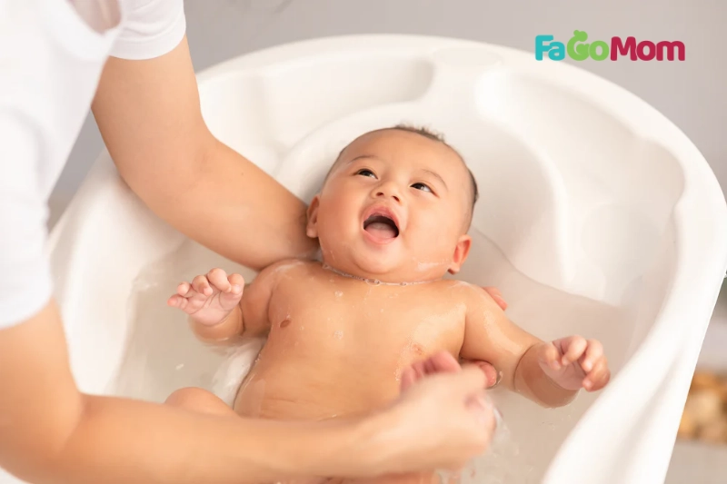 Những lưu ý quan trọng khác khi tắm bé sơ sinh chưa rụng rốn