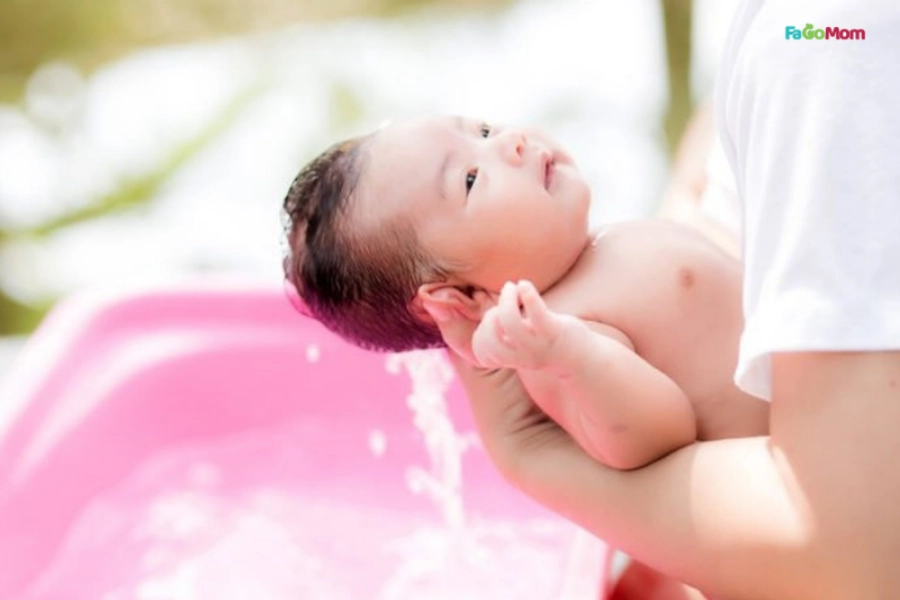 Nhiệt Độ Nước Tắm Cho Bé Sơ Sinh Bao Nhiêu Là Đủ? An Toàn Từ A-Z