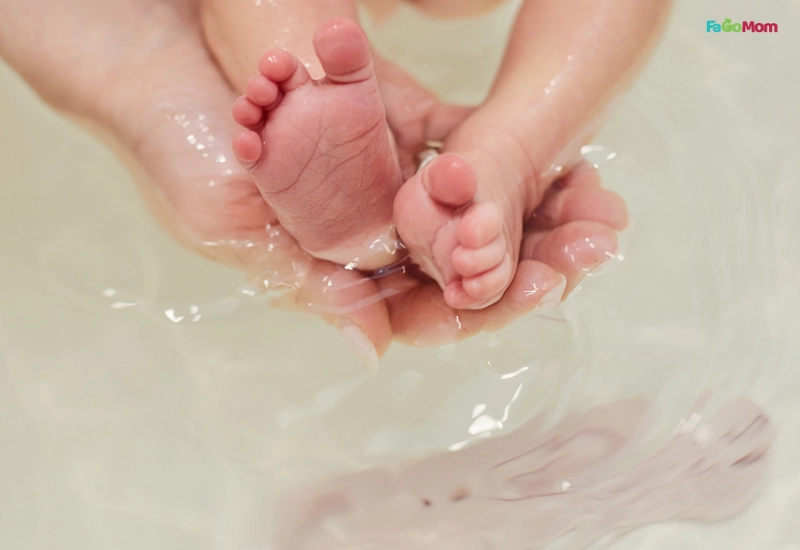 Lợi ích của việc tắm bé đúng giờ và đúng cách