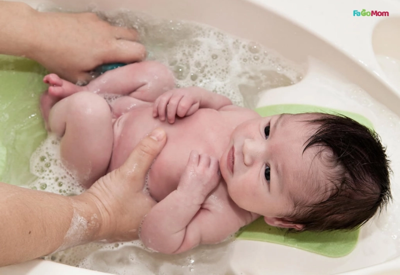 Thời điểm vàng để tắm bé sơ sinh: Khuyến nghị và sự linh hoạt