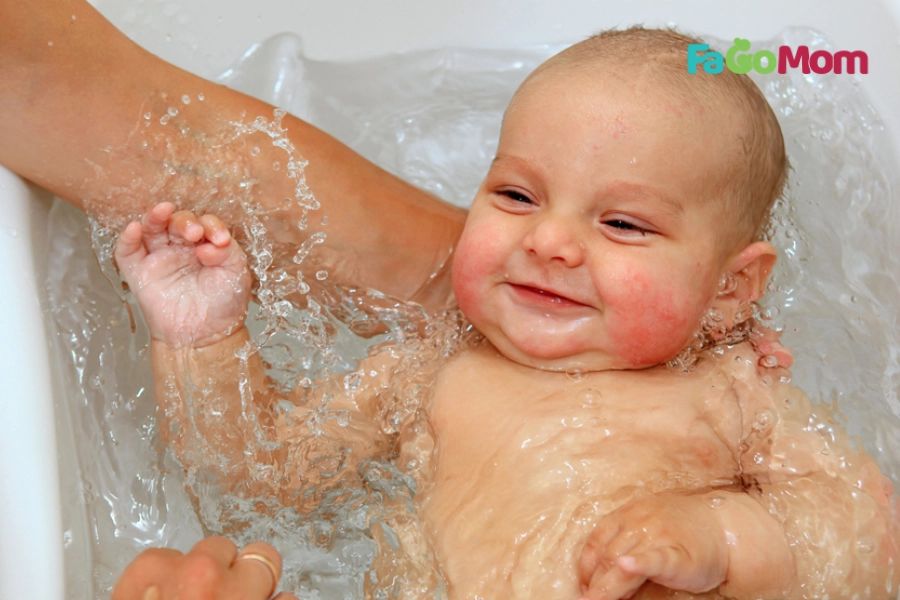 Bé Sơ Sinh Tắm Mấy Lần 1 Tuần? Hướng Dẫn Tần Suất & Cách Tắm An Toàn