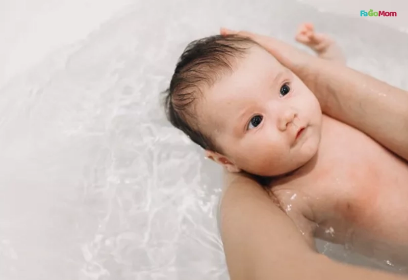 Tắm cho bé sơ sinh
