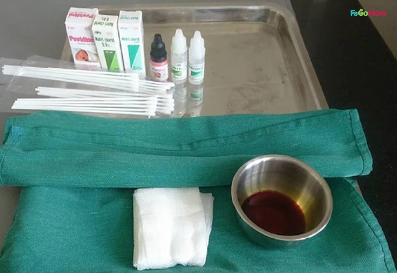 Các vật dụng cần chuẩn bị để vệ sinh rốn cho bé