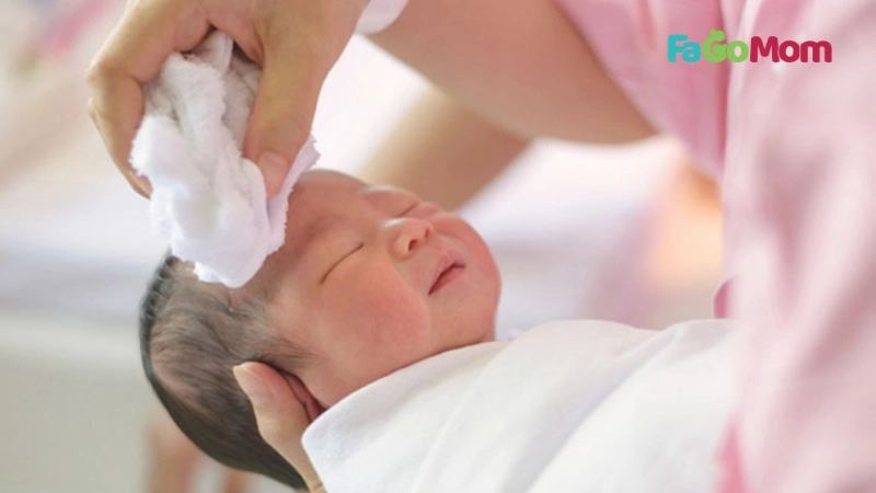 Phương pháp tắm lau (Sponge bath) – Ưu tiên hàng đầu cho bé chưa rụng rốn