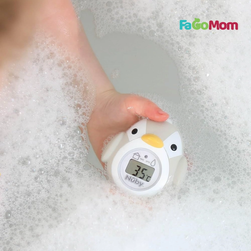Sử dụng nhiệt kế đo nước tắm chuyên dụng
