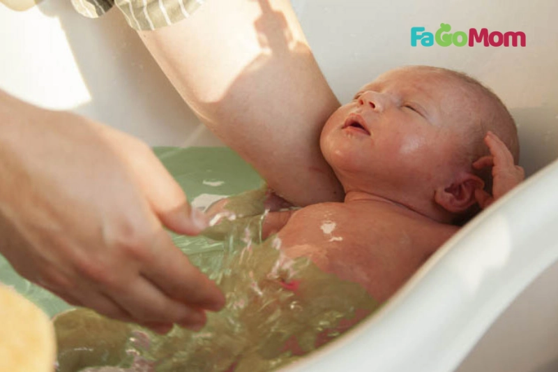 Lợi ích vượt trội của việc tắm lá cho bé