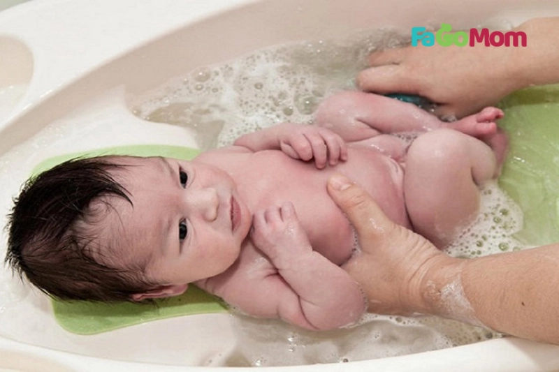 Những lưu ý quan trọng và cảnh báo khi tắm lá cho bé