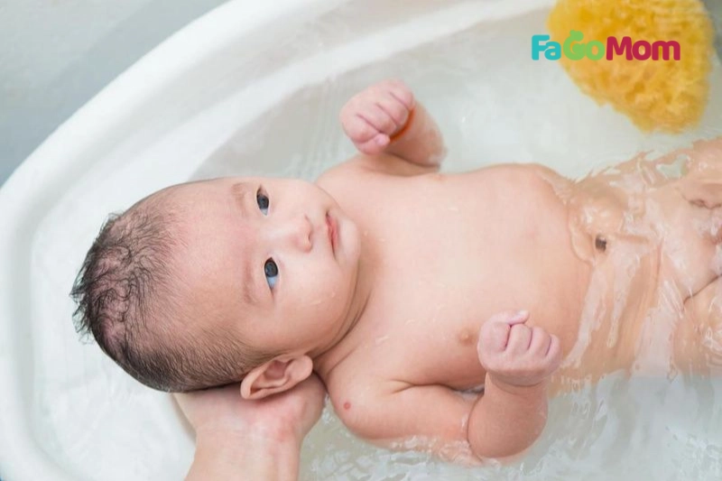 Thời điểm vàng để tắm bé sơ sinh: Khuyến nghị và sự linh hoạt