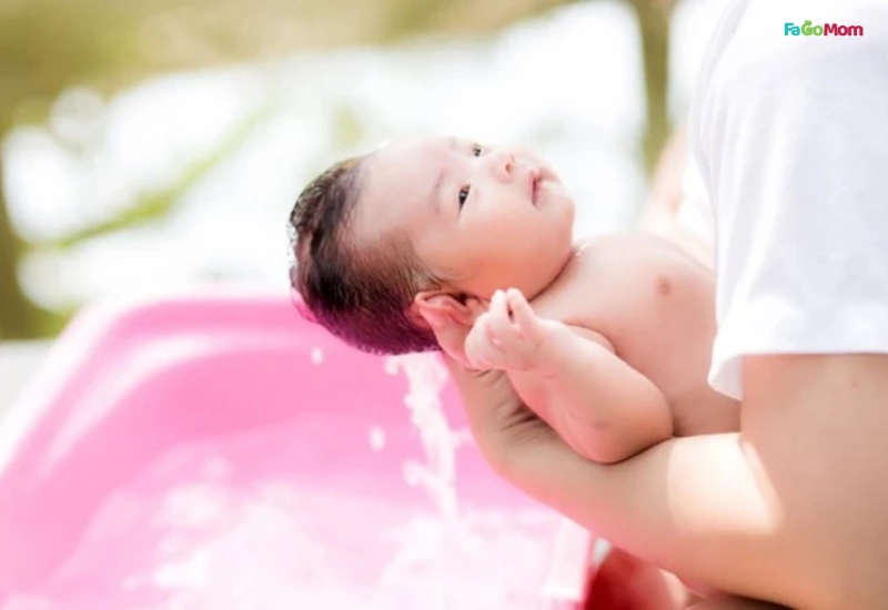 hững lưu ý quan trọng khi tắm cho bé bị ho, sổ mũi, hắt hơi