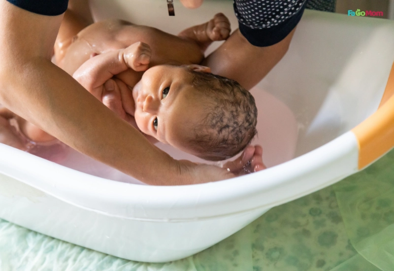 Lựa chọn thời điểm cho trẻ chưa rụng rốn phù hợp