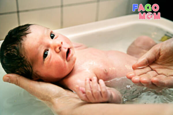 Tắm gì cho trẻ sơ sinh trắng da và đẹp tự nhiên?