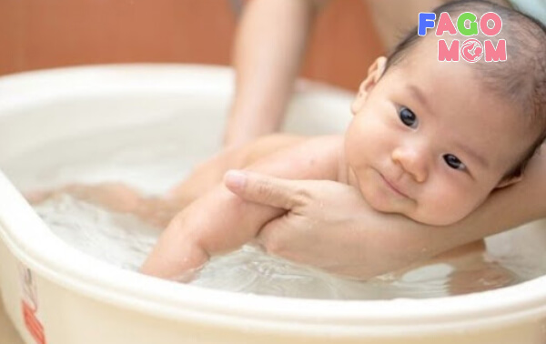 Cách tắm cho trẻ sơ sinh hết lông tại nhà, mẹ cần phải biết