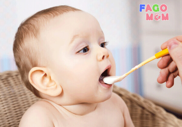 Trẻ sơ sinh bú sữa non dễ gây béo phì cho trẻ.