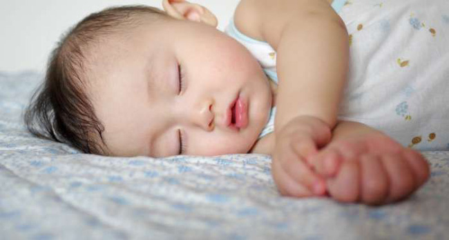 Chỉ cần nằm lòng 4 bí quyết này, bố mẹ sẽ rèn con ngủ ngoan ngay từ những tháng đầu đời - Ảnh 2.