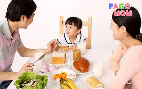 Cha mẹ nên tạo ra môi trường tốt kích thích con trẻ muốn ăn