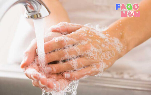 Cách sử dụng nước rửa tay cho mẹ bầu đúng, an toàn