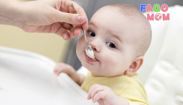 Cho trẻ ăn sớm dễ gây suy dinh dưỡng ở trẻ