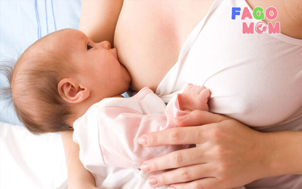 Cho con bú thường xuyên để loại bỏ tình trạng đau tức ngực sữa